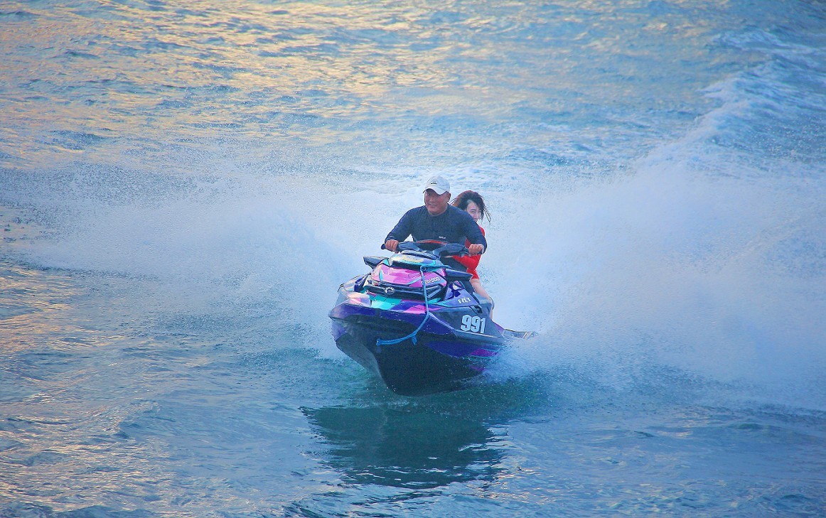 《急速抓拍快艇》《溜圈扫街风景和妹子》这天刚凉快几天又热了，不是一般的热！哈哈