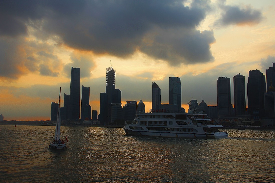 《急速抓拍快艇》《溜圈扫街风景和妹子》这天刚凉快几天又热了，不是一般的热！哈哈