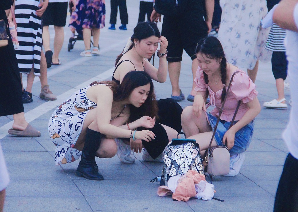 《急速抓拍快艇》《溜圈扫街风景和妹子》这天刚凉快几天又热了，不是一般的热！哈哈