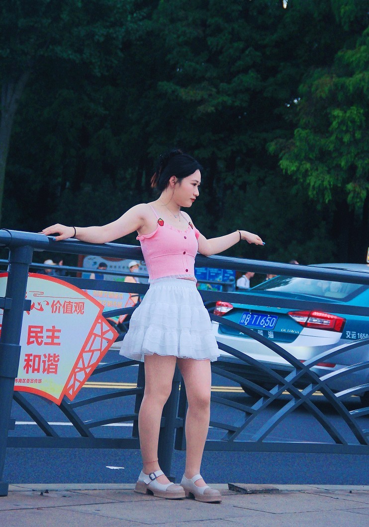 《急速抓拍快艇》《溜圈扫街风景和妹子》这天刚凉快几天又热了，不是一般的热！哈哈