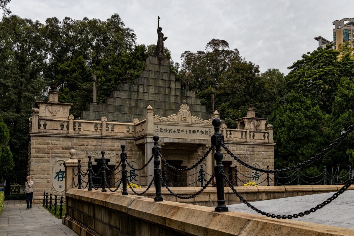 黄花岗菊展（十）烈士墓