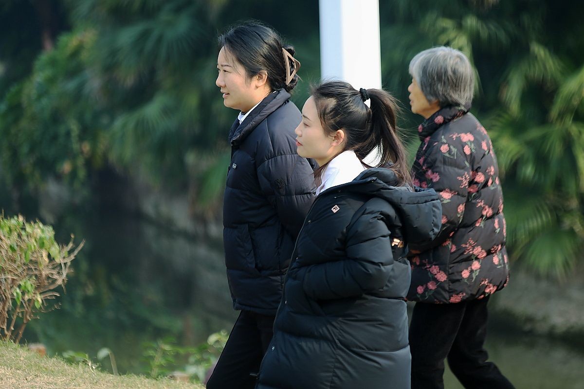 新年伊始扫草坪（三）