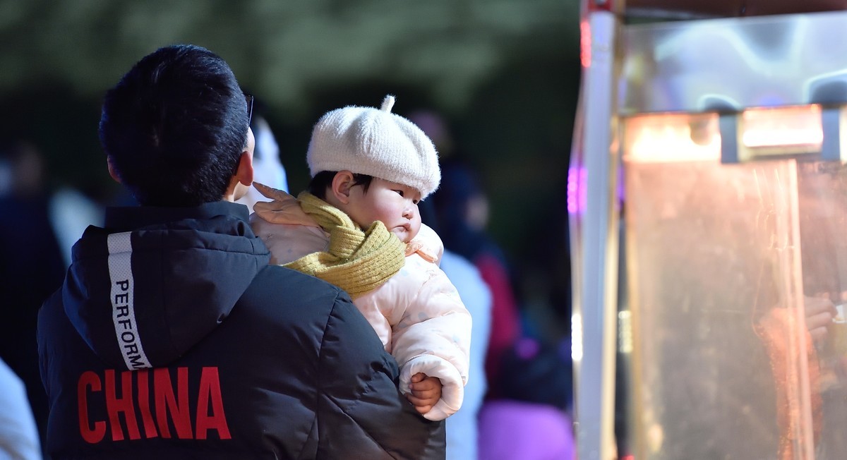 疫情放开后，节日前的古城区