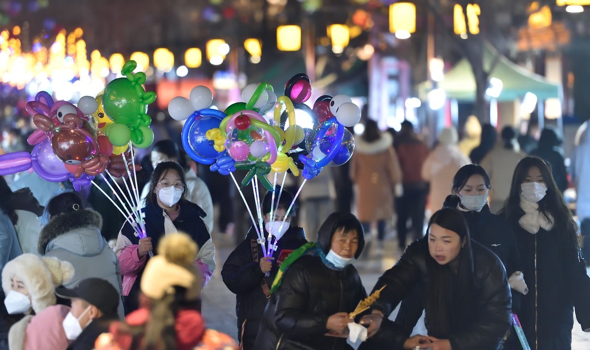 疫情放开后，节日前的古城区
