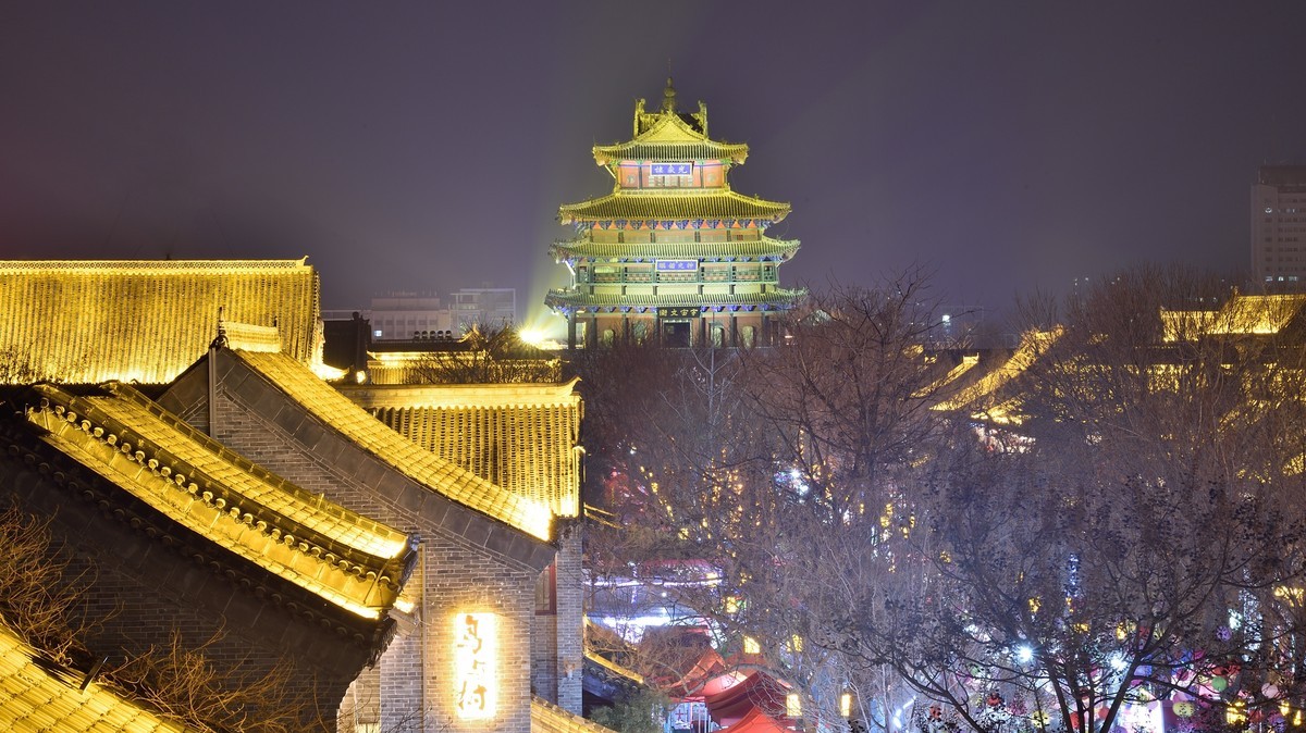 疫情放开后，节日前的古城区