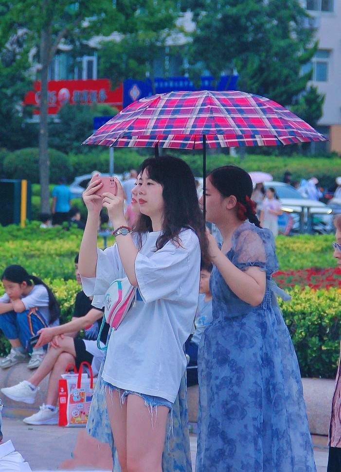 《急速抓拍快艇》《溜圈扫街风景和妹子》这天刚凉快几天又热了，不是一般的热！哈哈