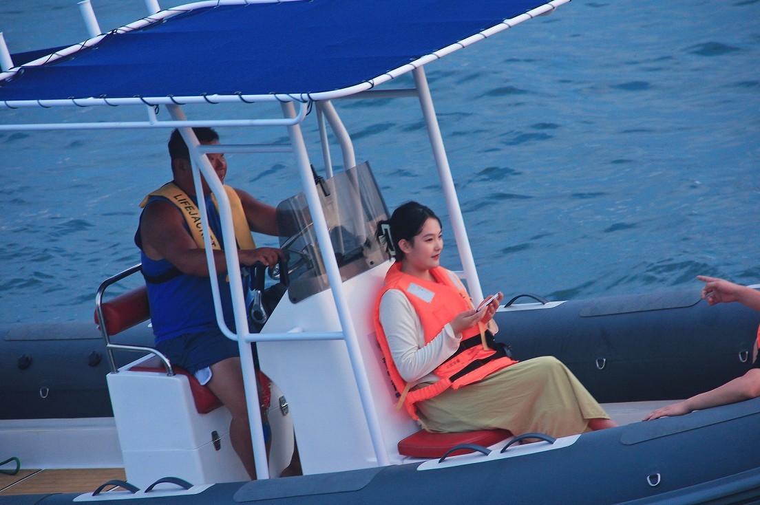 《急速抓拍快艇》《溜圈扫街风景和妹子》这天刚凉快几天又热了，不是一般的热！哈哈