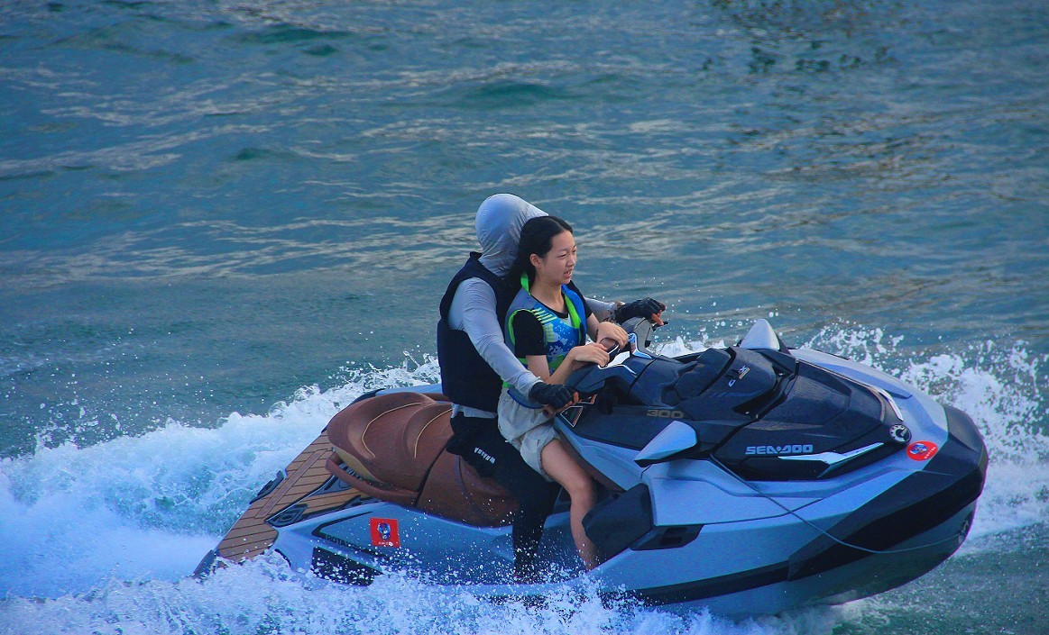 《急速抓拍快艇》《溜圈扫街风景和妹子》这天刚凉快几天又热了，不是一般的热！哈哈