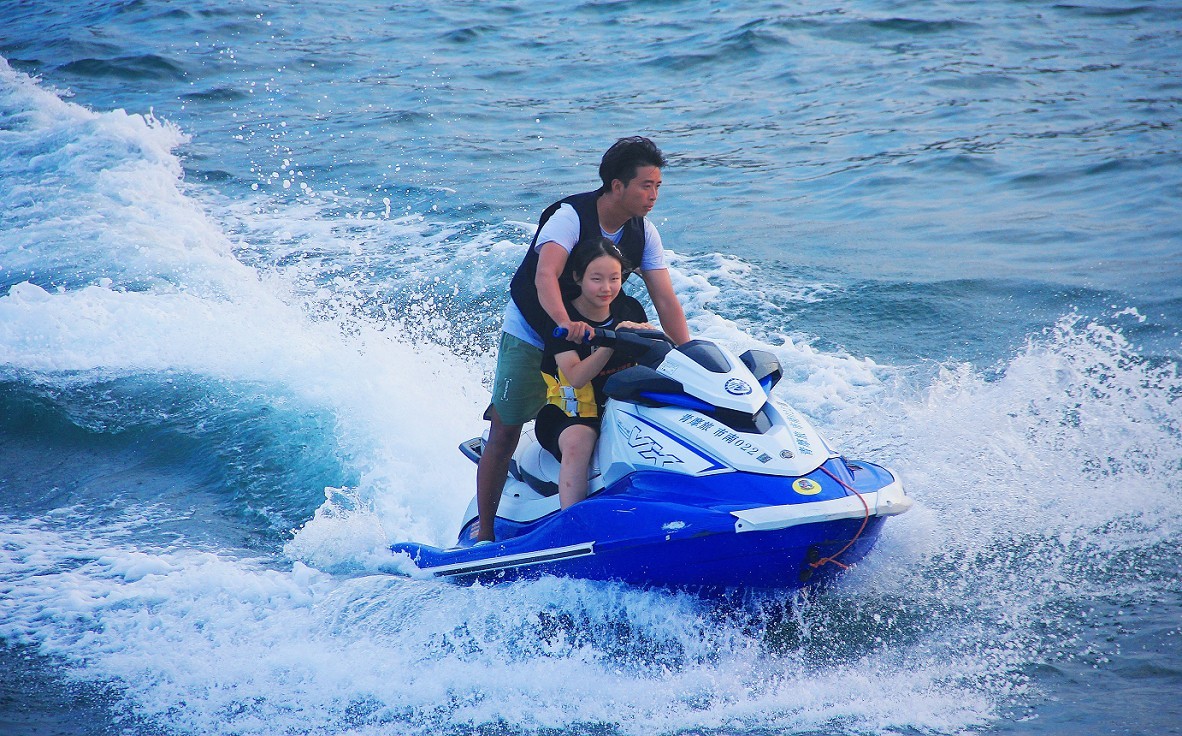 《急速抓拍快艇》《溜圈扫街风景和妹子》这天刚凉快几天又热了，不是一般的热！哈哈