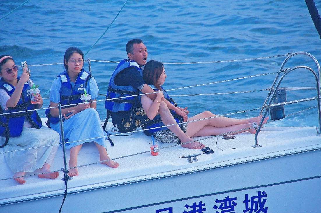 《急速抓拍快艇》《溜圈扫街风景和妹子》这天刚凉快几天又热了，不是一般的热！哈哈