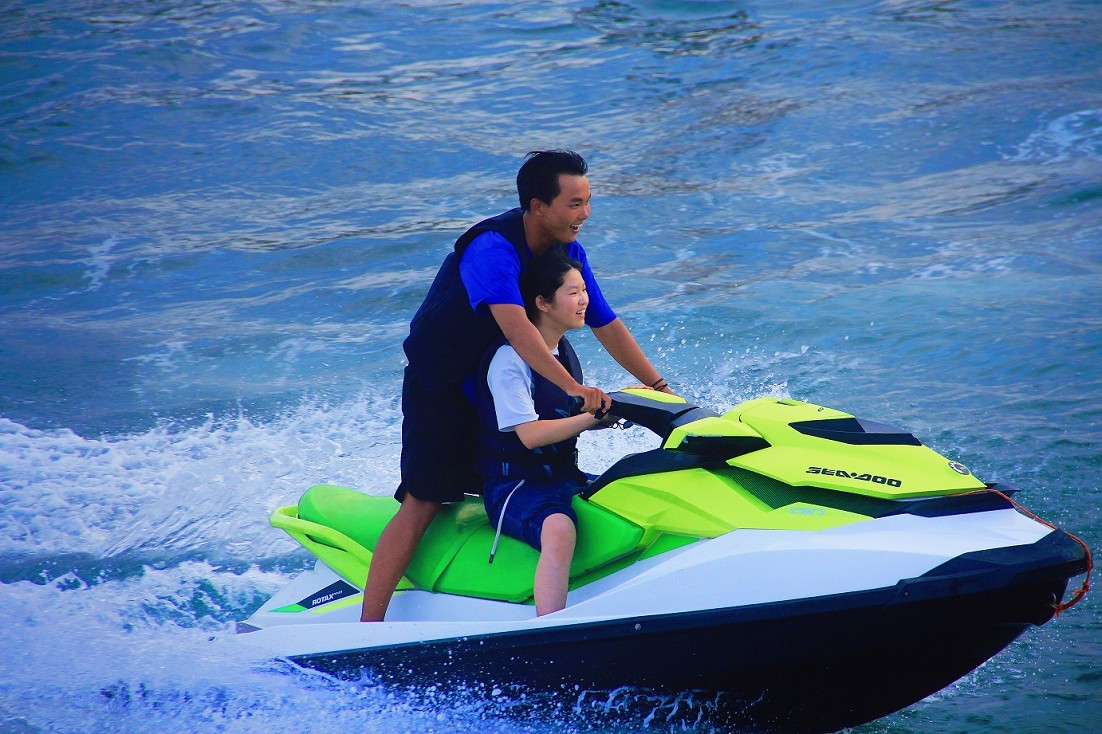 《急速抓拍快艇》《溜圈扫街风景和妹子》这天刚凉快几天又热了，不是一般的热！哈哈