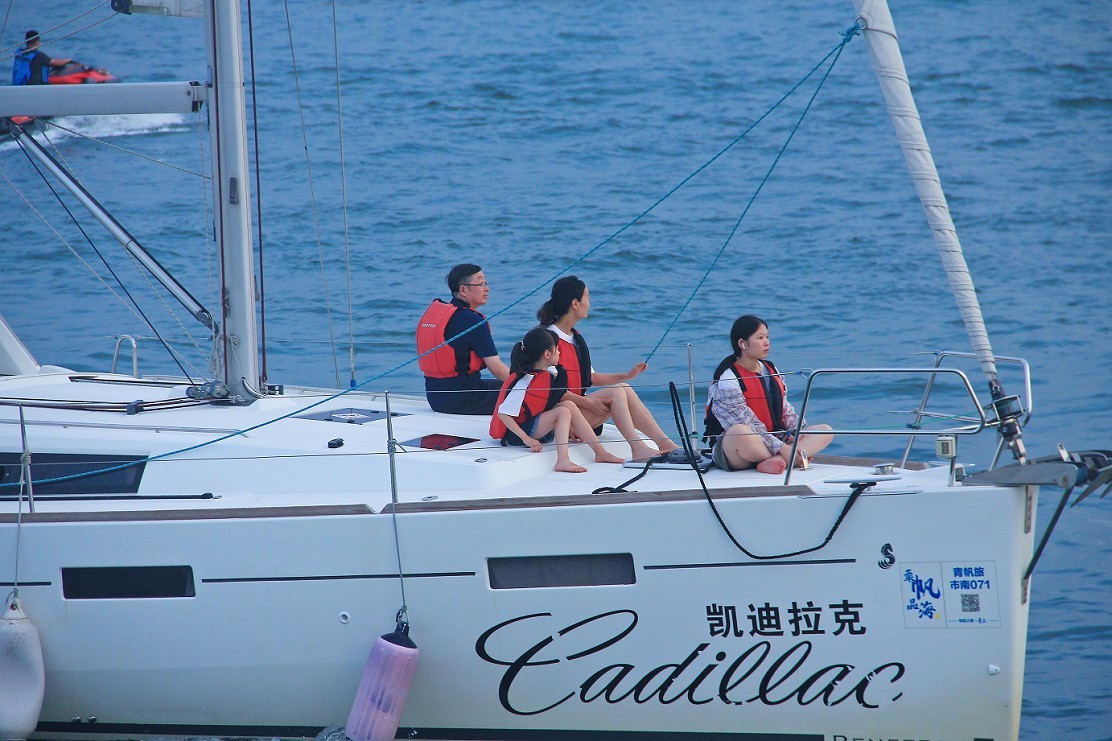 《急速抓拍快艇》《溜圈扫街风景和妹子》这天刚凉快几天又热了，不是一般的热！哈哈