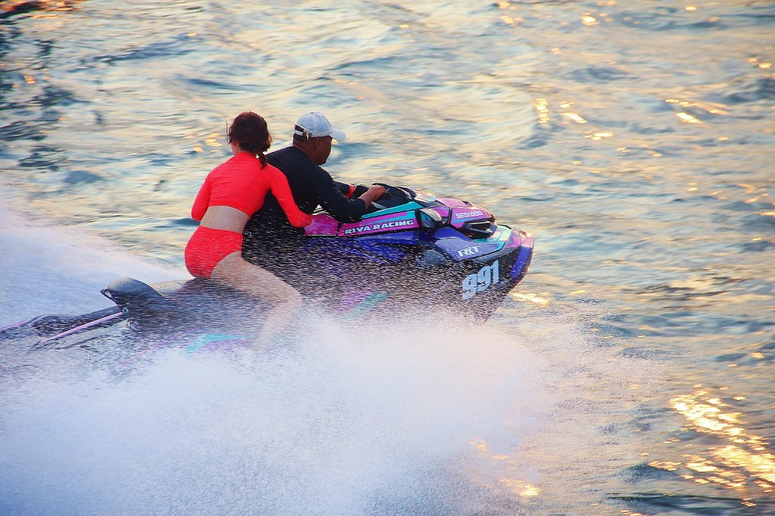 《急速抓拍快艇》《溜圈扫街风景和妹子》这天刚凉快几天又热了，不是一般的热！哈哈