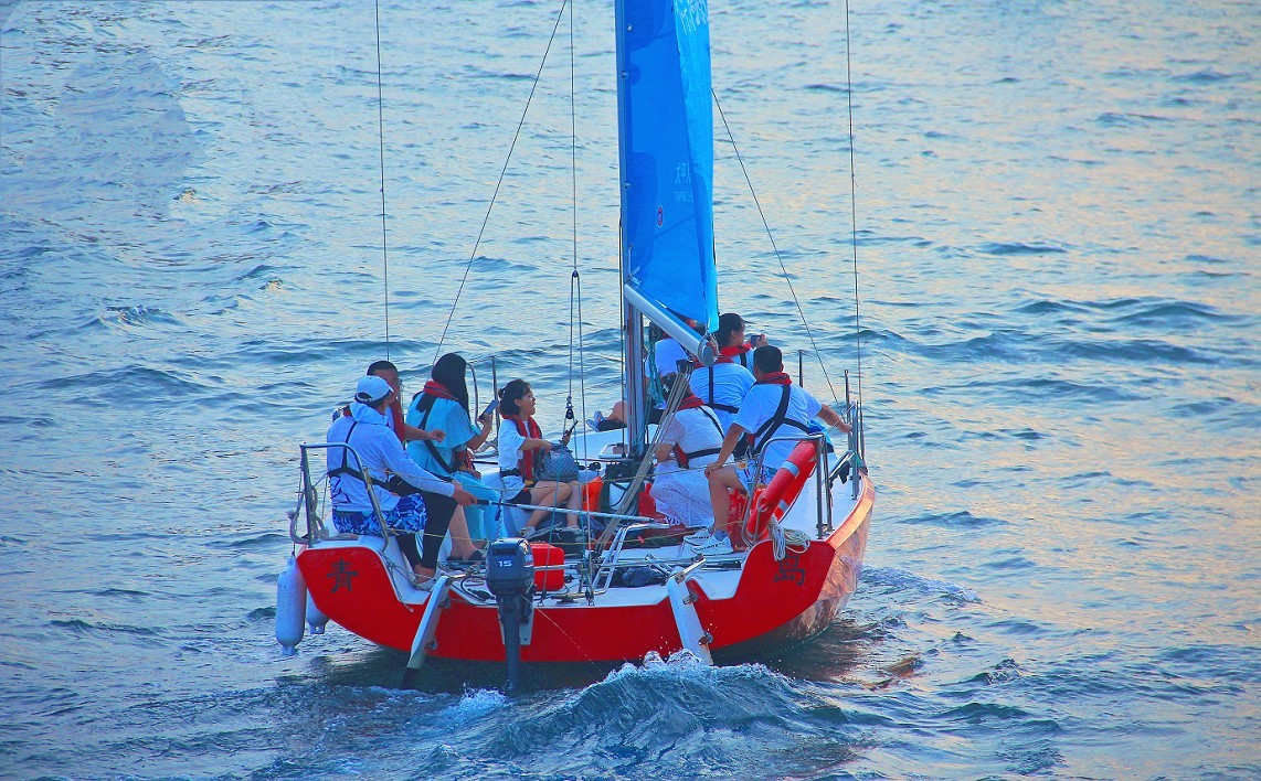 《急速抓拍快艇》《溜圈扫街风景和妹子》这天刚凉快几天又热了，不是一般的热！哈哈