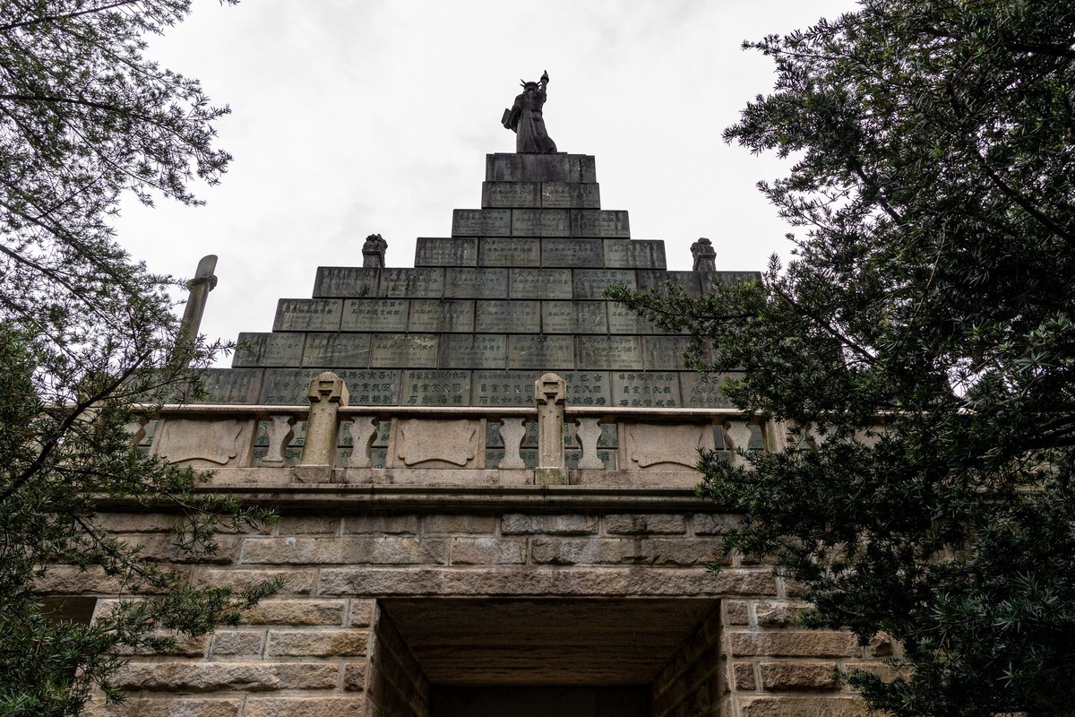 黄花岗菊展（十）烈士墓