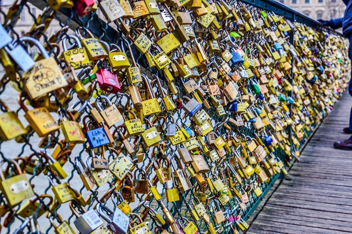 巴黎游拍 ：祝师友龙年吉祥！！！