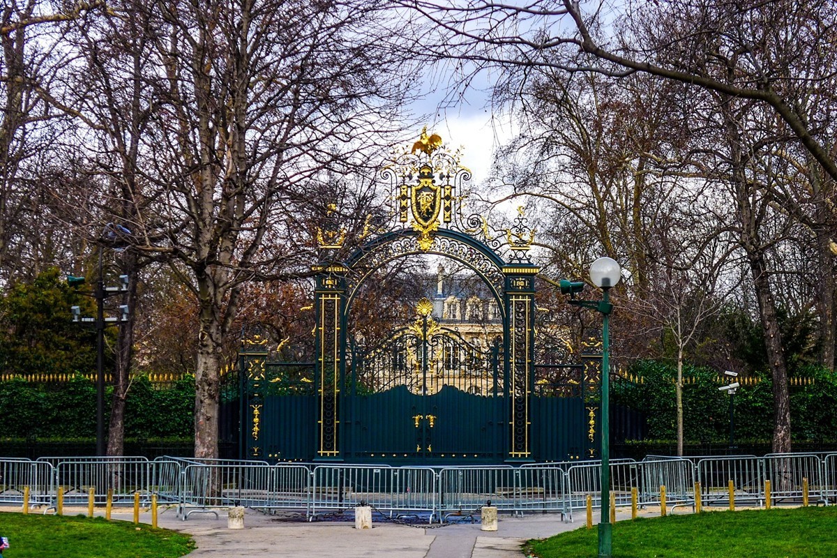 巴黎游拍 ：祝师友龙年吉祥！！！