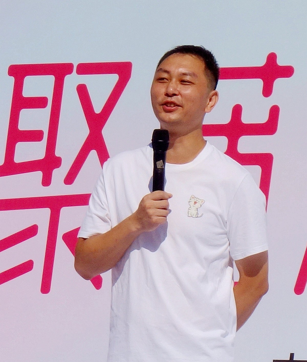 随拍联谊交友的青年人