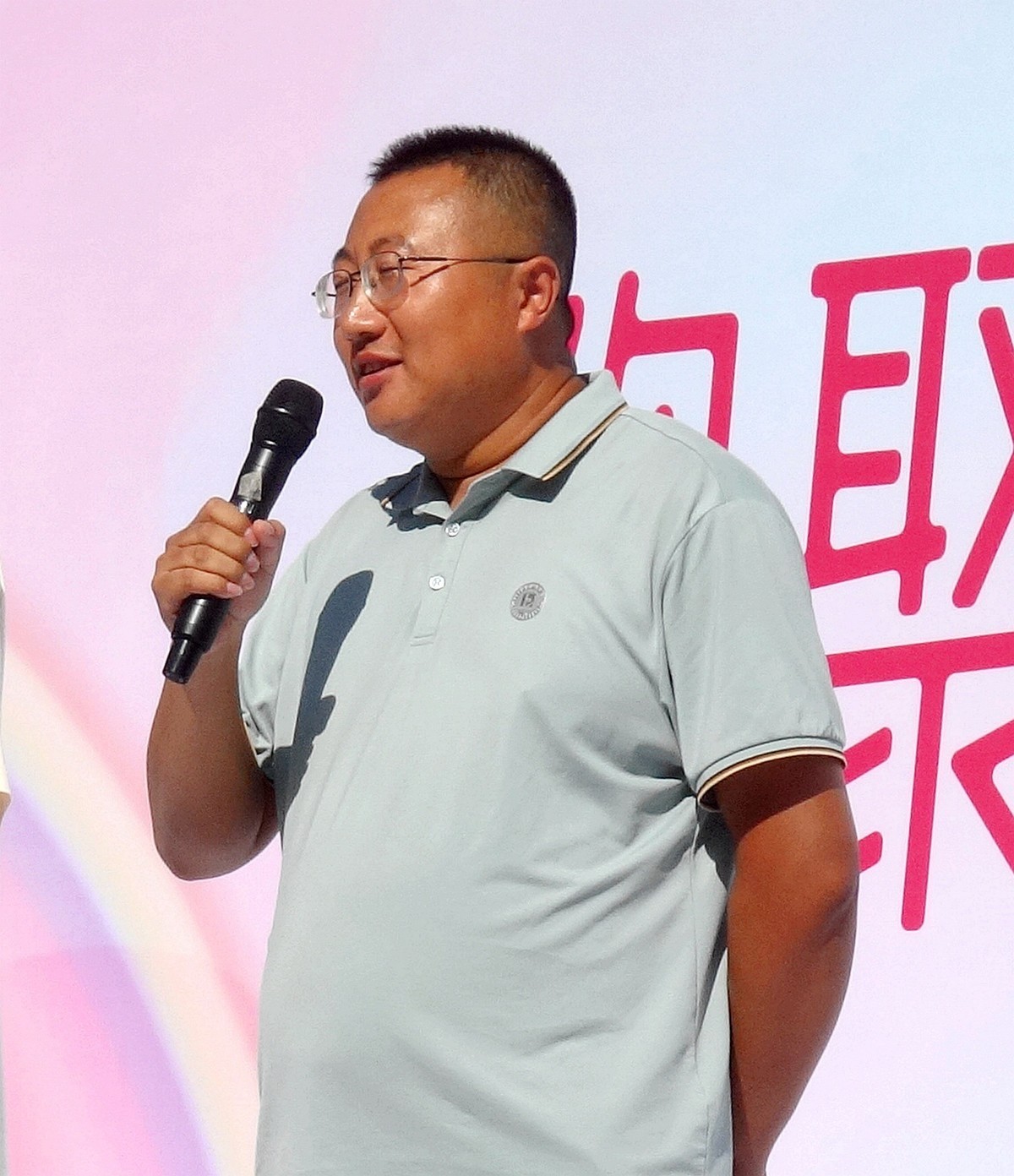 随拍联谊交友的青年人