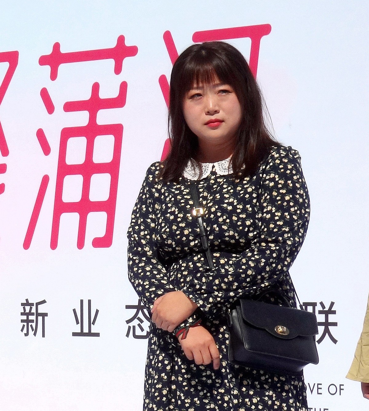 随拍联谊交友的青年人