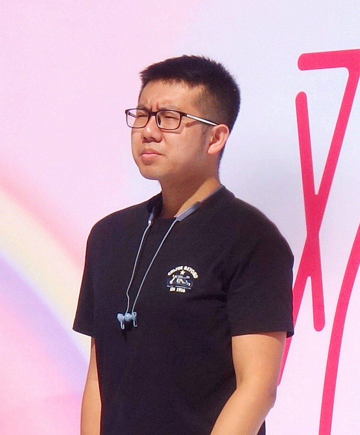 随拍联谊交友的青年人