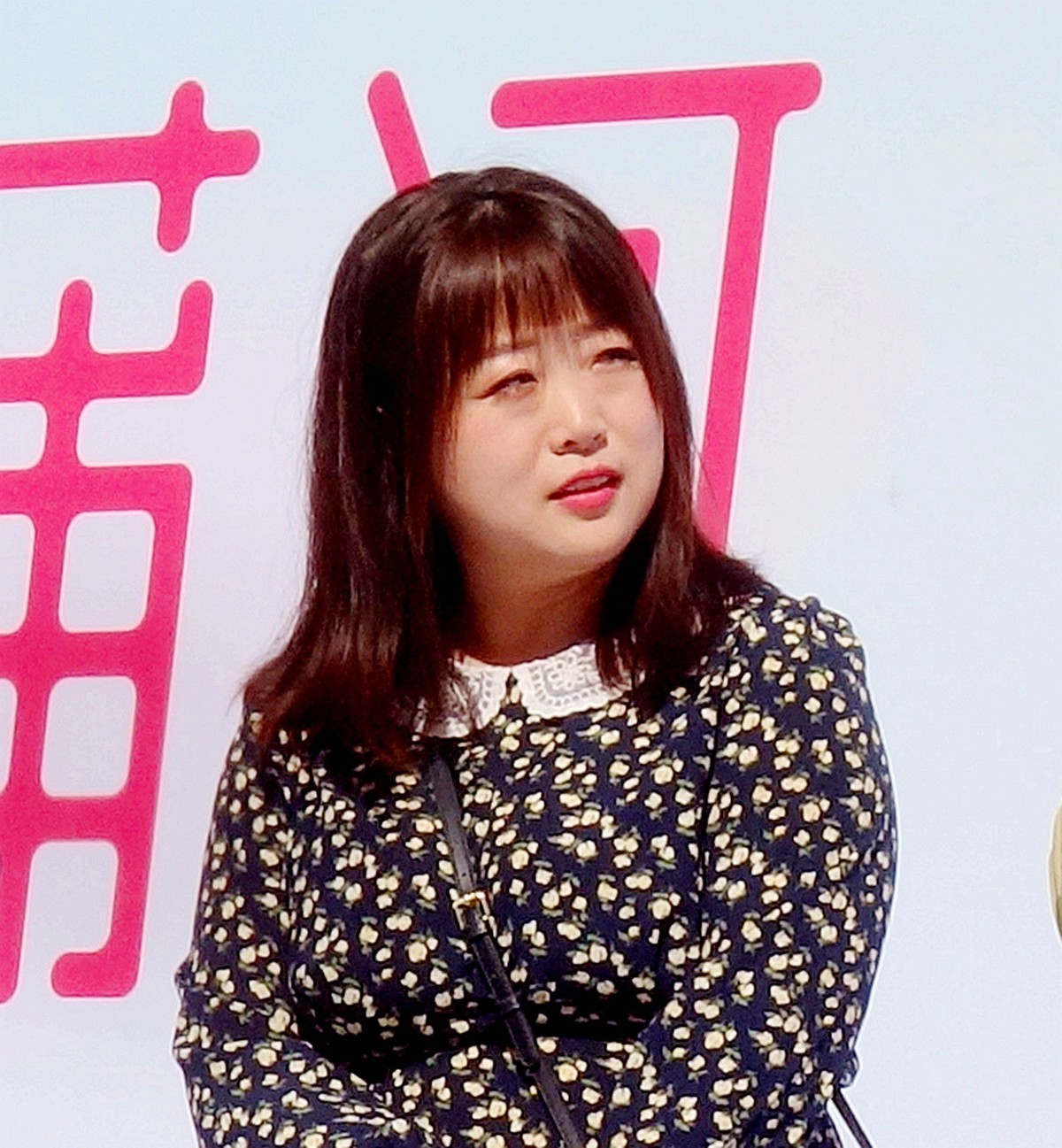 随拍联谊交友的青年人