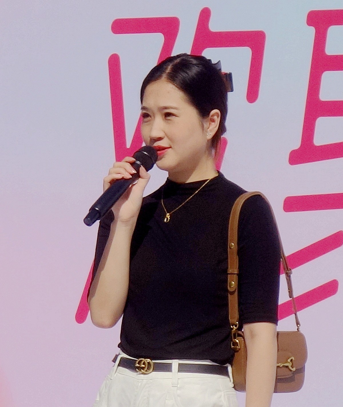 随拍联谊交友的青年人