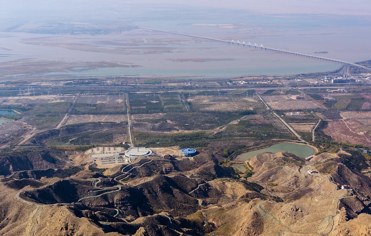 内蒙乌海市甘德尔山所见