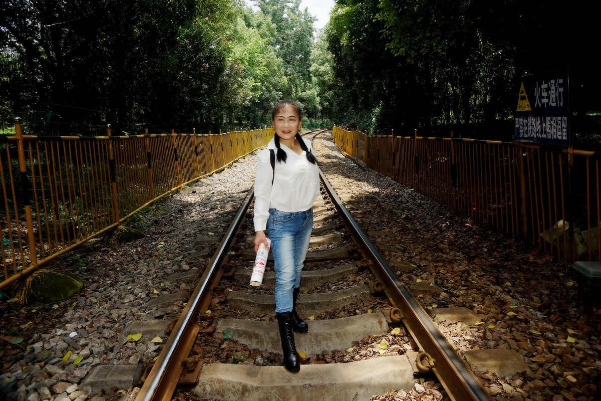 环境人像---铁轨上的美女！