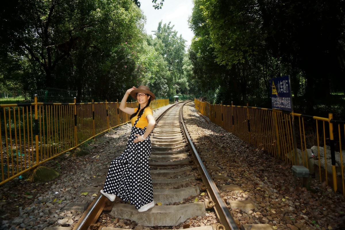 环境人像---铁轨上的美女！