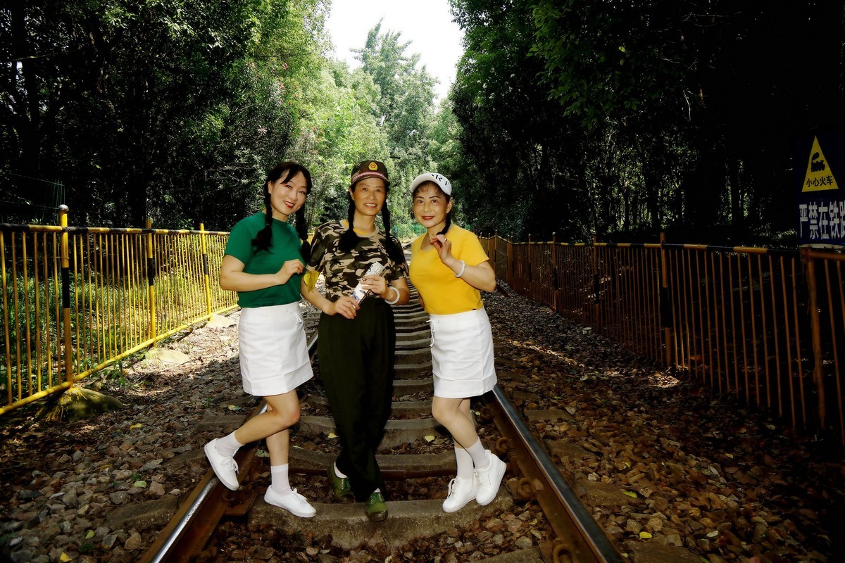 环境人像---铁轨上的美女！