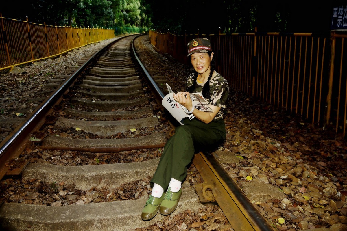 环境人像---铁轨上的美女！