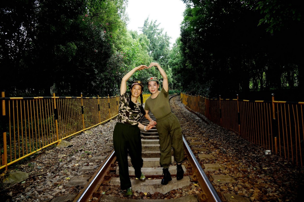 环境人像---铁轨上的美女！