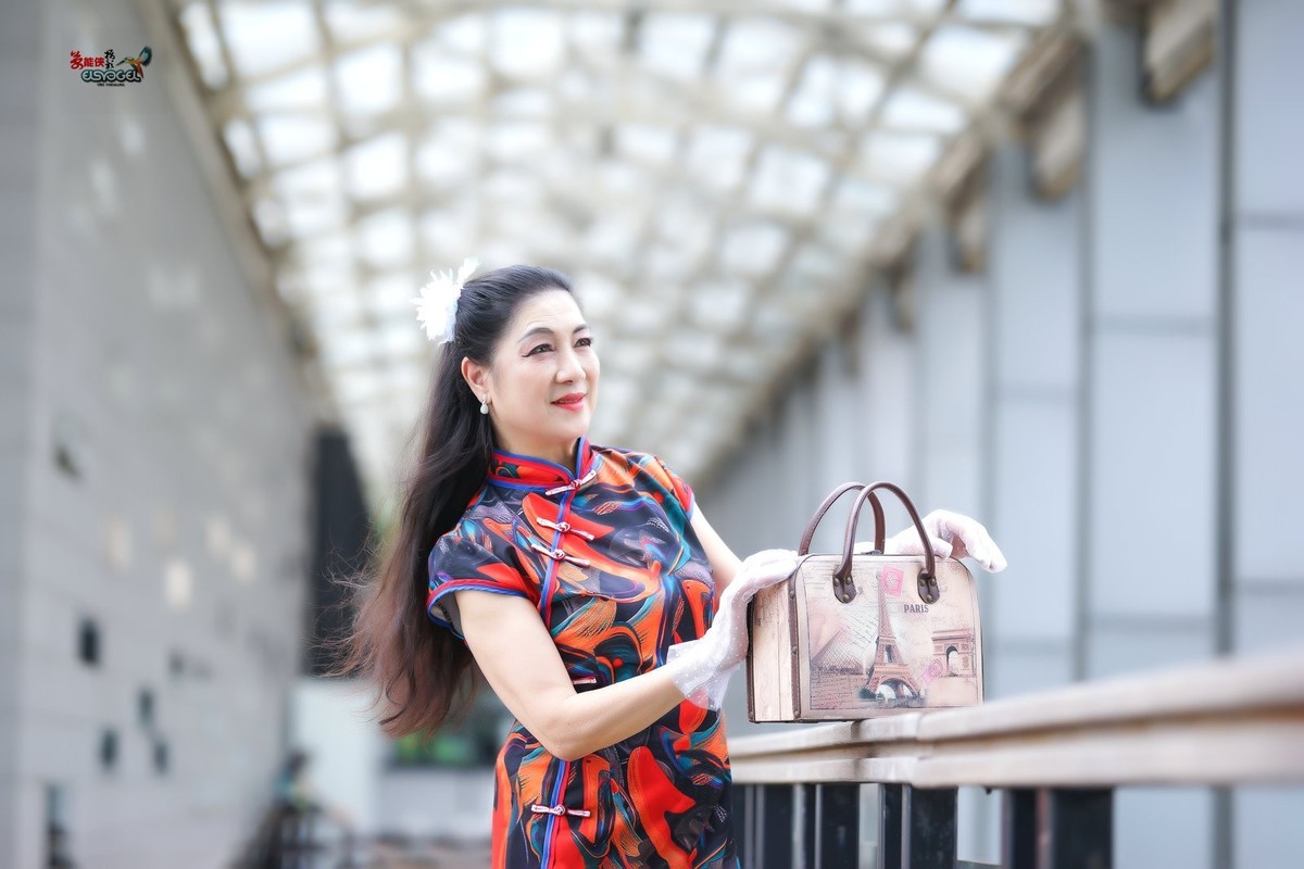 【旧车站美女】---丽英