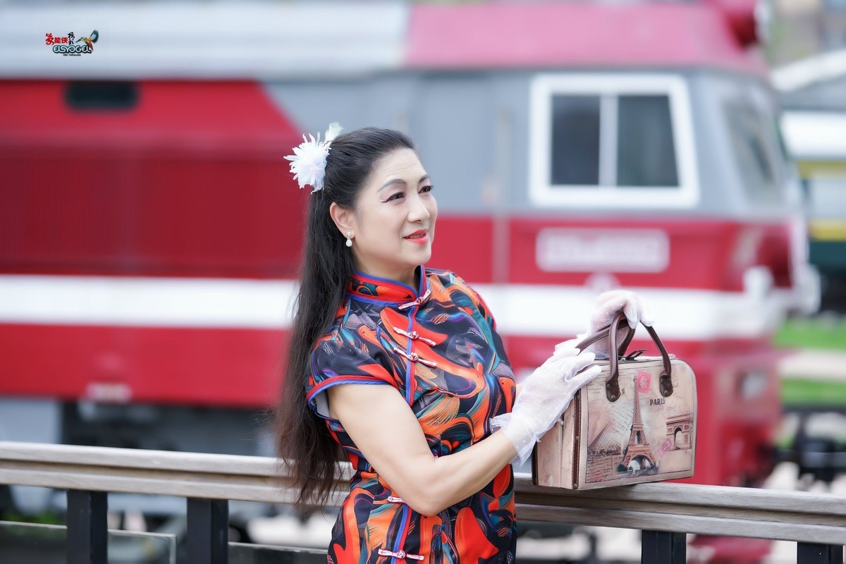 【旧车站美女】---丽英