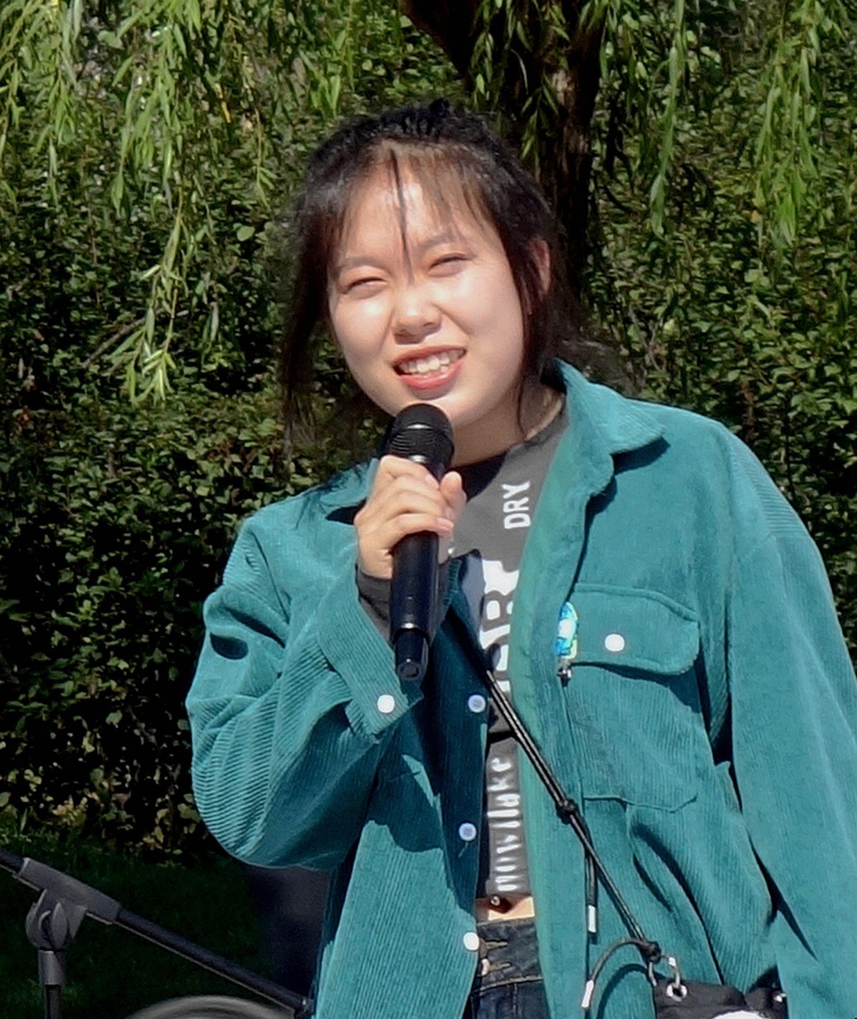 随拍联谊交友的青年人