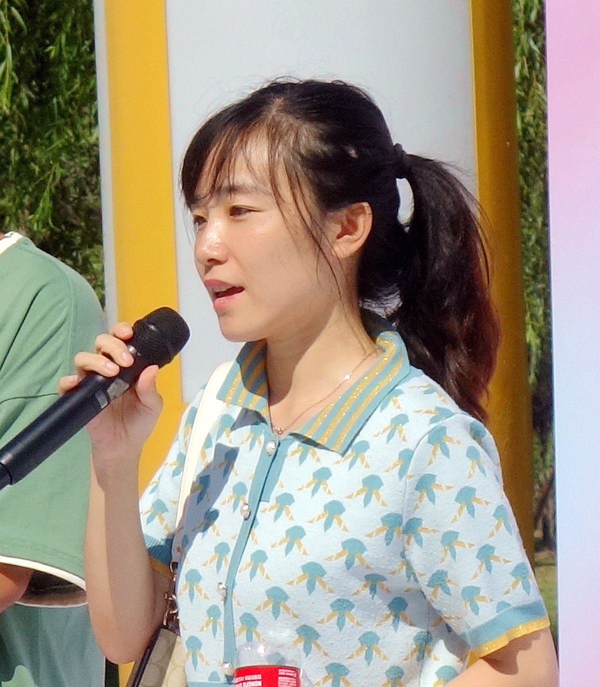 随拍联谊交友的青年人