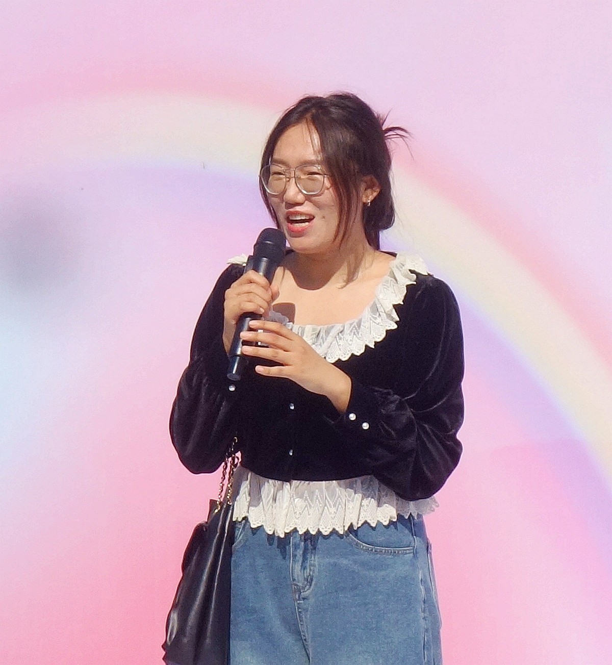 随拍联谊交友的青年人