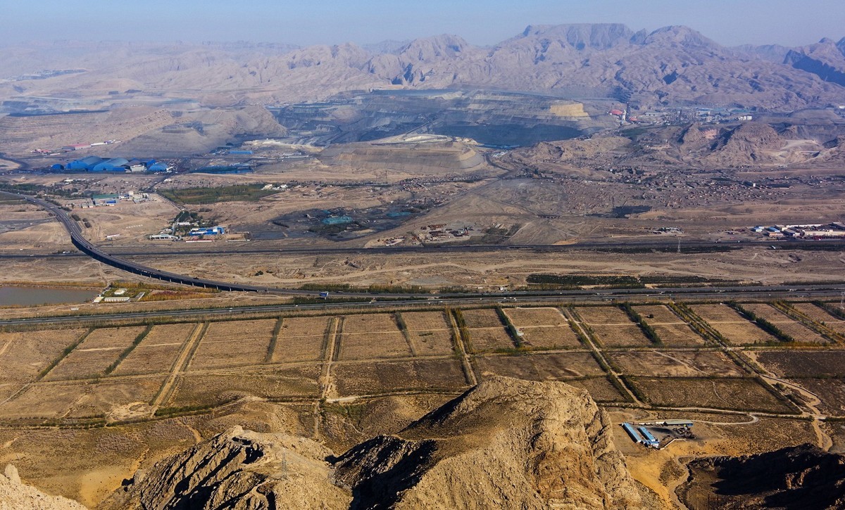 内蒙乌海市甘德尔山所见