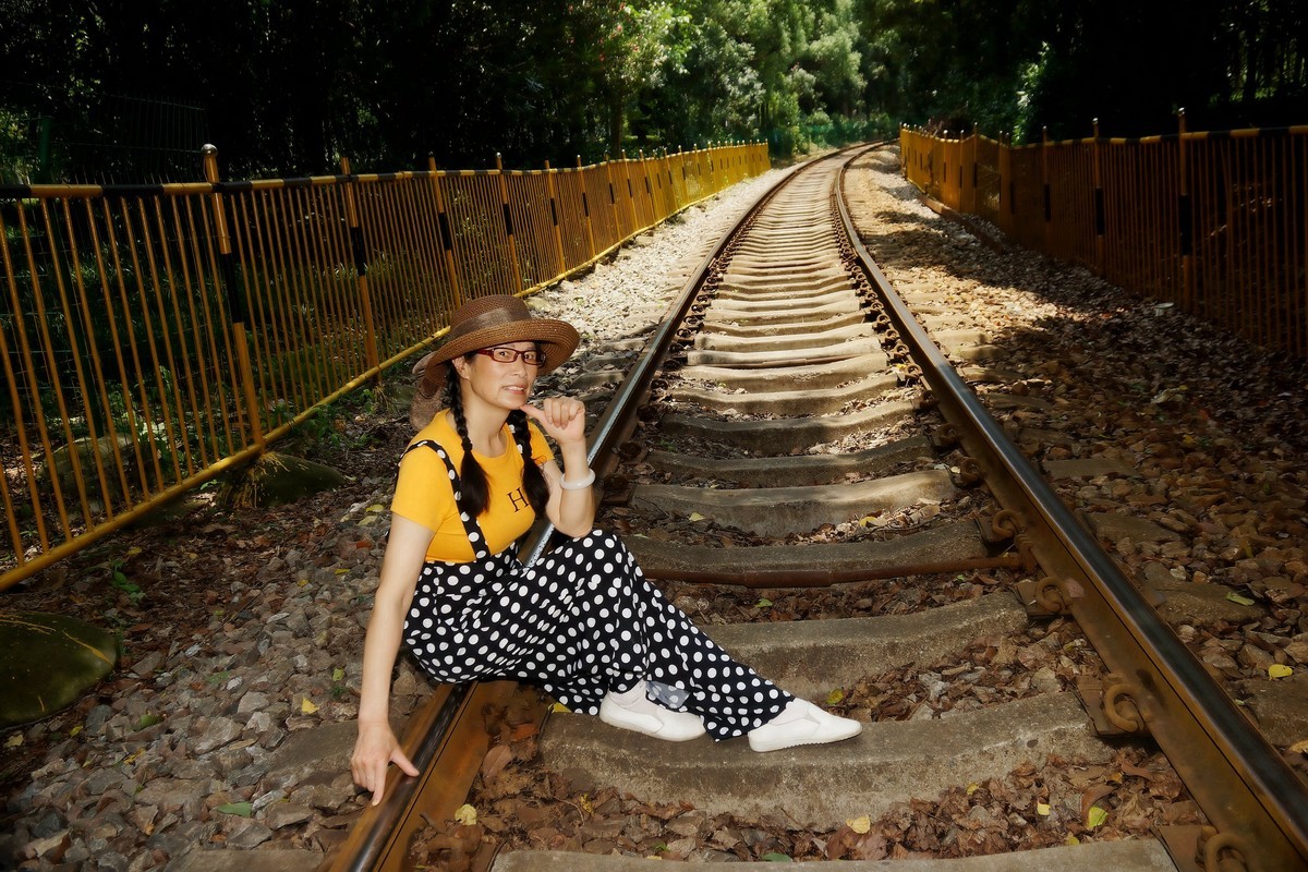 环境人像---铁轨上的美女！