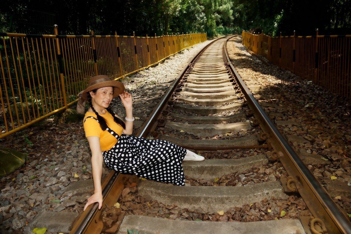 环境人像---铁轨上的美女！