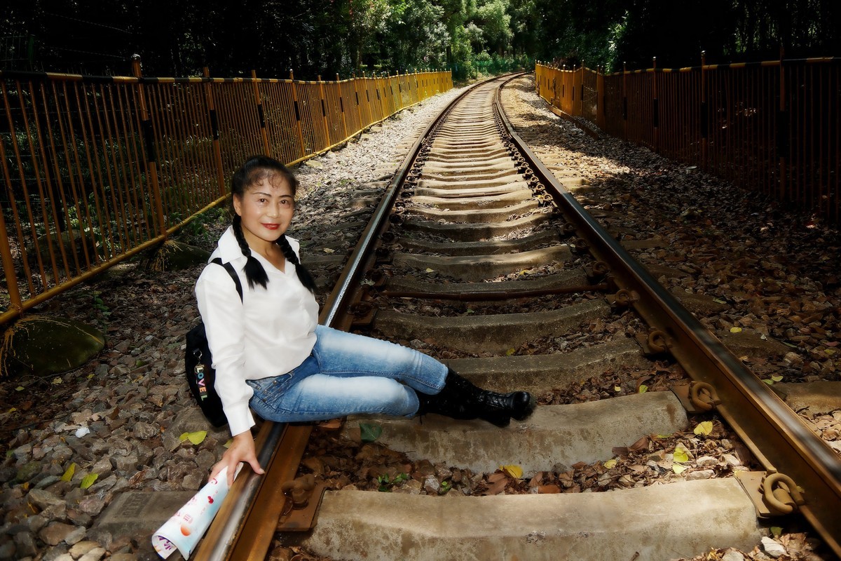 环境人像---铁轨上的美女！