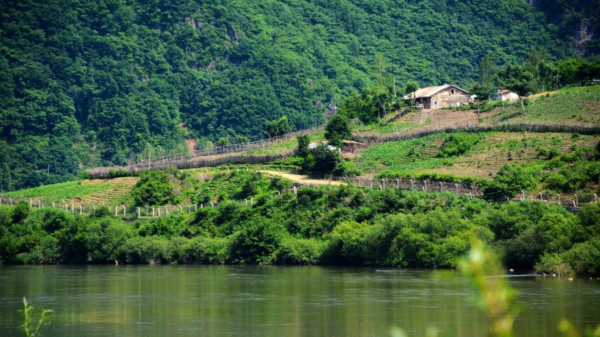 鸭绿江对岸