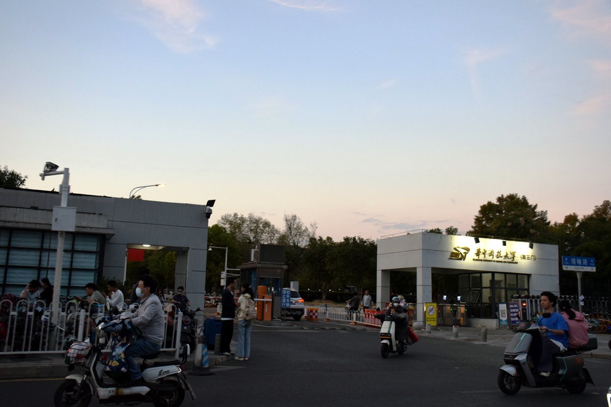 2024秋 江汉行（31）光谷广场七色“星河”