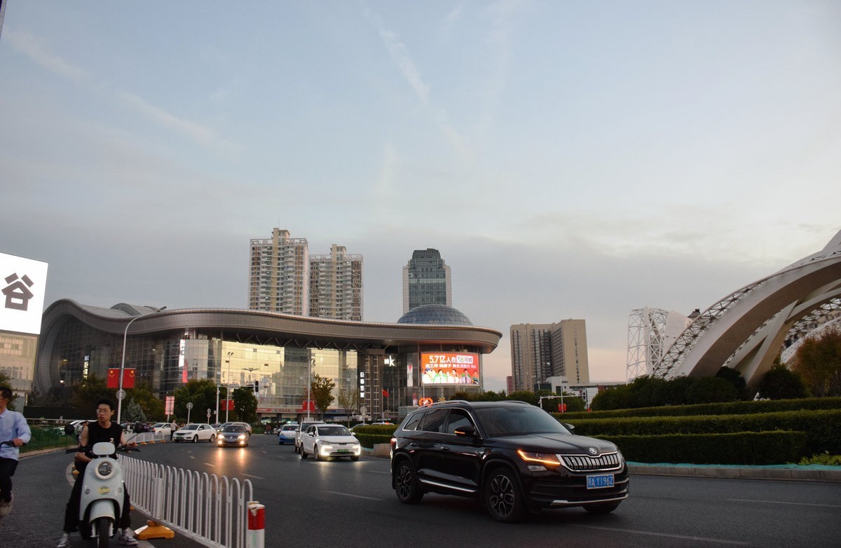 2024秋 江汉行（31）光谷广场七色“星河”