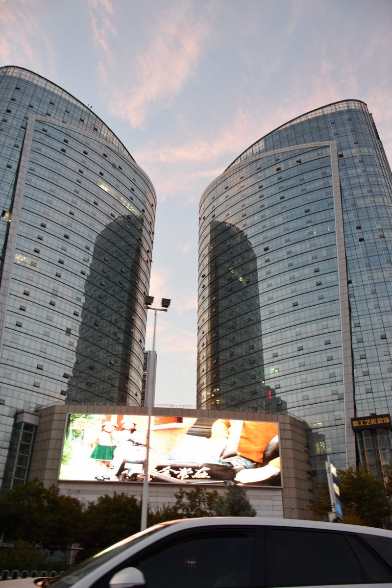 2024秋 江汉行（31）光谷广场七色“星河”