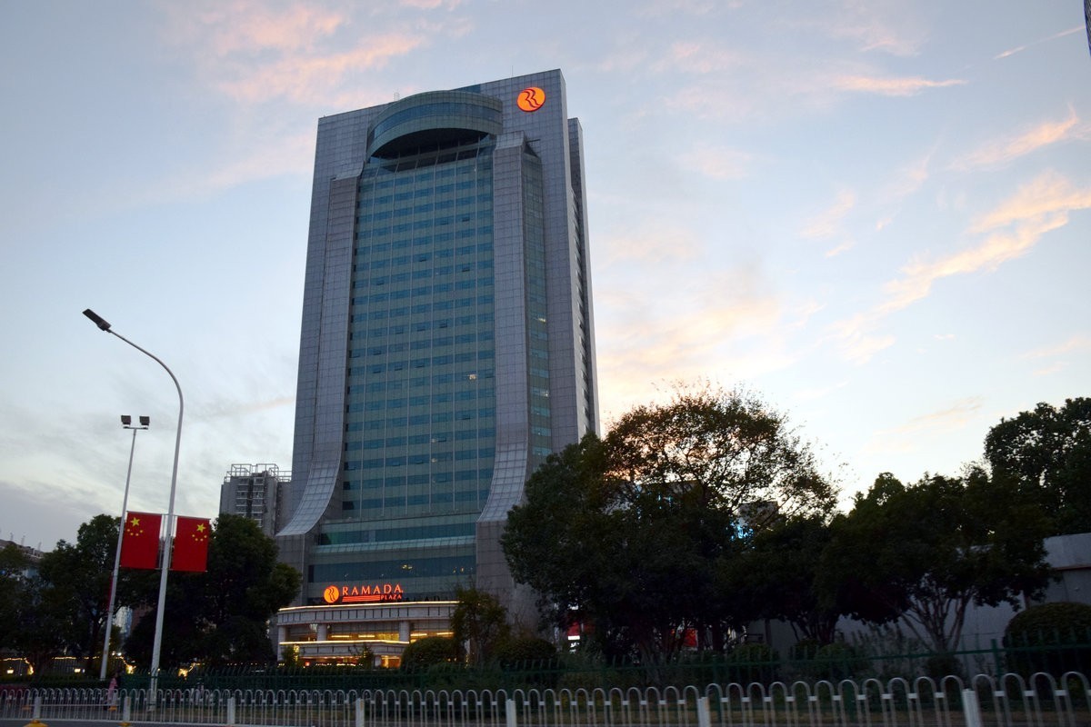 2024秋 江汉行（31）光谷广场七色“星河”