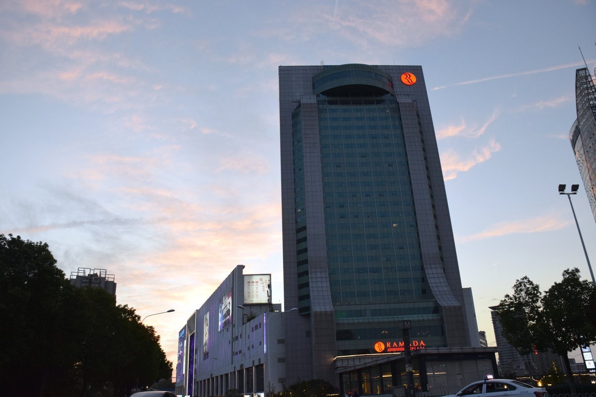 2024秋 江汉行（31）光谷广场七色“星河”