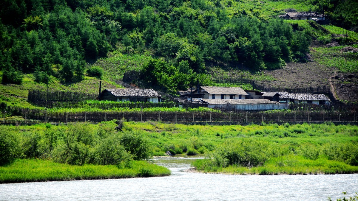 鸭绿江对岸