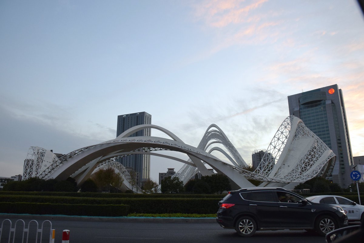 2024秋 江汉行（31）光谷广场七色“星河”